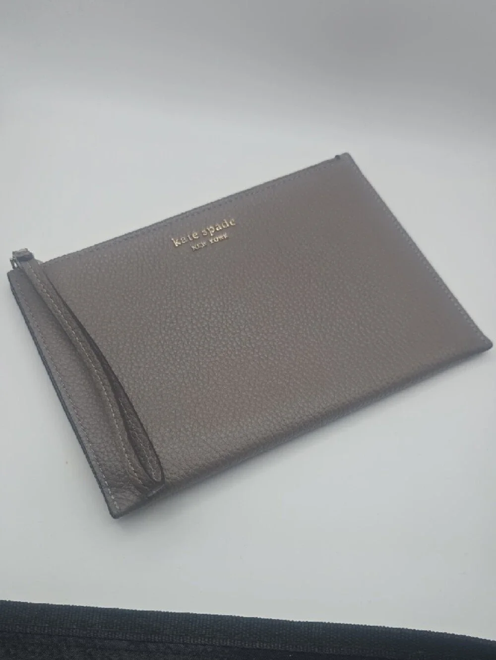 Kate Spade ♠️ Taupe Pebbled Leather Wristlet W/ Gold Hardware (NWOT)✨️♠️✨️